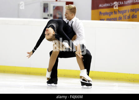 Logrono, Spagna. 3° Ott, 2015. Marina Elias & Denis Koreline (EST) Pattinaggio di Figura : ISU Junior Grand Prix di Pattinaggio di Figura Logrono 2015 danza su ghiaccio programma gratuito presso il Centro Deportivo Municipal de Lobete a Logrono, Spagna . © Mutsu Kawamori/AFLO/Alamy Live News Foto Stock