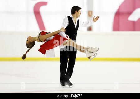 Logrono, Spagna. 3° Ott, 2015. Hanna Jakucs & Daniel Illes (HUN) Pattinaggio di Figura : ISU Junior Grand Prix di Pattinaggio di Figura Logrono 2015 danza su ghiaccio programma gratuito presso il Centro Deportivo Municipal de Lobete a Logrono, Spagna . © Mutsu Kawamori/AFLO/Alamy Live News Foto Stock