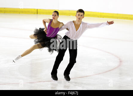 Logrono, Spagna. 3° Ott, 2015. Maria Oleynik & Yuri Hulitski (BLR) Pattinaggio di Figura : ISU Junior Grand Prix di Pattinaggio di Figura Logrono 2015 danza su ghiaccio programma gratuito presso il Centro Deportivo Municipal de Lobete a Logrono, Spagna . © Mutsu Kawamori/AFLO/Alamy Live News Foto Stock