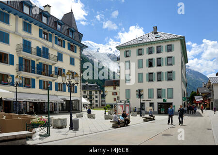 Hotel e negozi, Chamonix Mont Blanc, sulle Alpi francesi, Haute Savoie, Francia, Europa Foto Stock