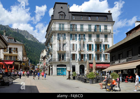 Hotel e negozi, Chamonix Mont Blanc, sulle Alpi francesi, Haute Savoie, Francia, Europa Foto Stock
