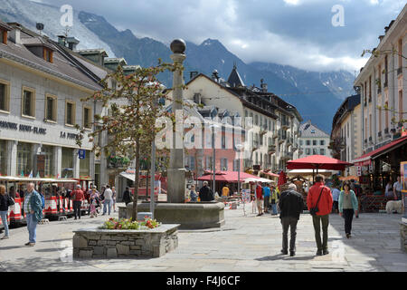 Negozi nel centro della città, Chamonix Mont Blanc, sulle Alpi francesi, Haute Savoie, Francia, Europa Foto Stock