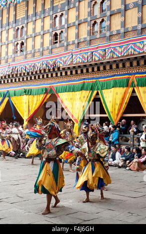 I monaci in costume e maschere di animali di eseguire la danza cerimoniale a paro Tsechu (festival annuale), Paro Dzong, Paro, Bhutan Foto Stock