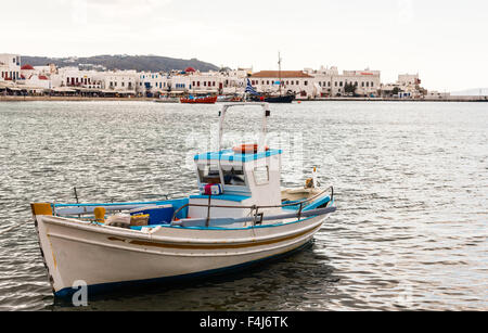 Barca da pesca al di fuori del porto di Mykonos, Grecia Foto Stock