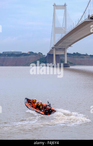 Nuovo SARA (Severn Area associazione Rescue)scialuppa di salvataggio"Jim Hewitt' sul fiume Severn sotto Severn Bridge dopo il lancio a Beachley. Foto Stock