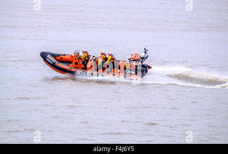 Nuovo SARA (Severn Area associazione Rescue)scialuppa di salvataggio"Jim Hewitt' sul fiume Severn dopo il lancio a Beachley. Tutti gli equipaggi sono volontari Foto Stock