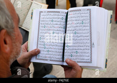 Palestinesi la lettura del Corano al di fuori della Moschea di Al-Aqsa, Gerusalemme, Israele, Medio Oriente Foto Stock