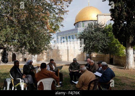 Palestinesi la lettura del Corano al di fuori della Moschea di Al-Aqsa, Sito Patrimonio Mondiale dell'UNESCO, Gerusalemme, Israele, Medio Oriente Foto Stock