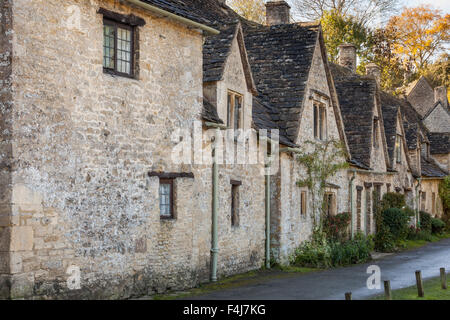 Una fila di case medievali a Arlington Row, Bibury in Gloucestershire, Cotswolds, England, Regno Unito, Europa Foto Stock