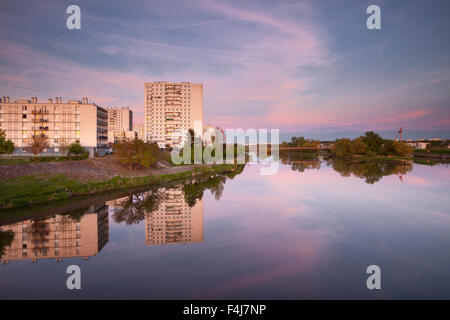 Guardando attraverso il fiume Cher verso la periferia di Tours, Indre et Loire, Francia, Europa Foto Stock
