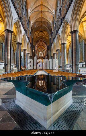 Guardando in giù la navata centrale e attraverso il font nella Cattedrale di Salisbury, Salisbury, Wiltshire, Inghilterra, Regno Unito, Europa Foto Stock