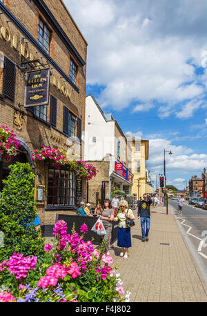 I negozi di High Street, Newmarket, Suffolk, Inghilterra, Regno Unito Foto Stock