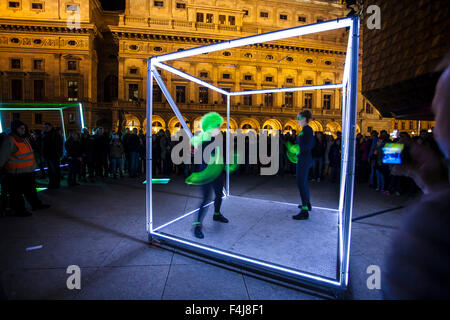 Dancing cubetti da autori ceco Jan Vacek e Martin Smid, festival di segnale, Praga 2015, Repubblica Ceca Foto Stock