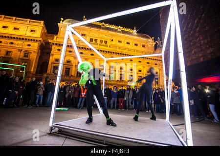 Dancing cubetti da autori ceco Jan Vacek e Martin Smid, festival di segnale, Praga 2015, Repubblica Ceca Foto Stock