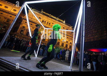 Dancing cubetti da autori ceco Jan Vacek e Martin Smid, festival di segnale, Praga 2015, Repubblica Ceca Foto Stock