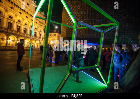 Dancing cubetti da autori ceco Jan Vacek e Martin Smid, festival di segnale, Praga 2015, Repubblica Ceca Foto Stock