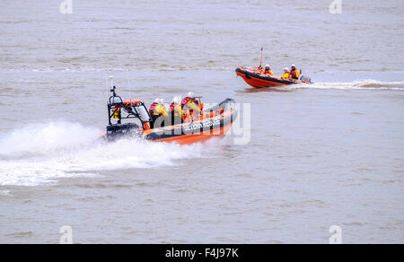 Nuovo SARA (Severn Area associazione Rescue)scialuppa di salvataggio 'Jim Hewitt' sul fiume Severn dopo il lancio con la precedente imbarcazione a Beachley Foto Stock