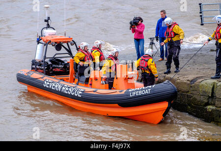 Nuovo SARA scialuppa di salvataggio 'Jim Hewitt l'essere girato a lanciare sul fiume Severn dalla troupe televisive per le notizie locali stazione. L'equipaggio sono volontari Foto Stock