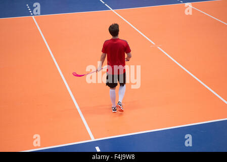 Il floorball uomini corrispondono nella hall Foto Stock