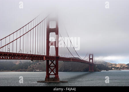 Golden Gate Bridge parzialmente coperto di nebbia, San Francisco, California, Stati Uniti d'America Foto Stock