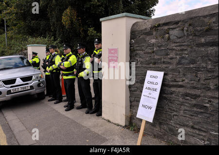 Il servizio di polizia dell'Irlanda del nord (Psni) blocco di ufficiali di un ingresso al st columb's Park in Londonderry Foto Stock