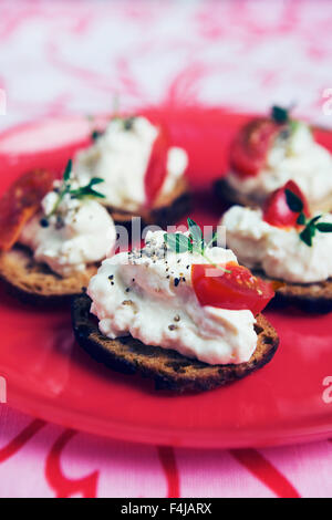 Panini con fette di pomodoro e crema di formaggio, Svezia. Foto Stock