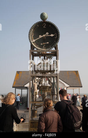 Southwold Pier orologio ad acqua costruito in collaborazione con la volontà di Jackson e Jack Trevellian Southwold Suffolk in Inghilterra Foto Stock