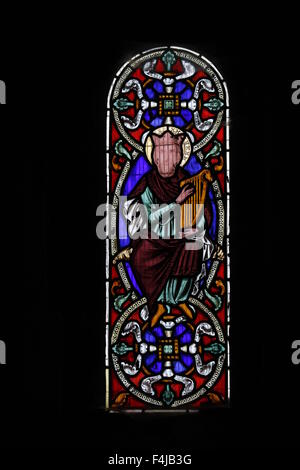Vetrata di Augustus Welby Northmore Pugin raffigurante re David che suona una lira, Chiesa di Kilpeck, Herefordshire, Inghilterra Foto Stock