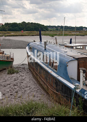 Vecchia barca da pesca ormeggiato sul fiume Colne a Mogliano Veneto. Essex. In Inghilterra. Regno Unito. Foto Stock