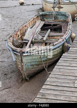Po' vecchia barca da pesca ormeggiato sul fiume Colne a Mogliano Veneto. Essex. In Inghilterra. Regno Unito. Foto Stock