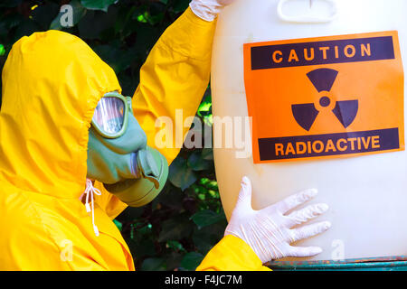 Lavorare con sostanze pericolose Foto Stock
