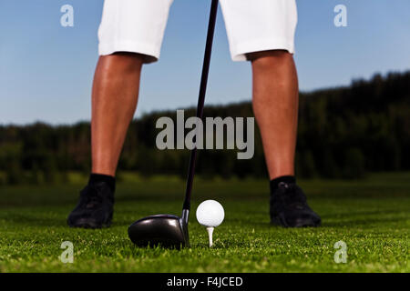 Donna giocando a golf, Svezia. Foto Stock
