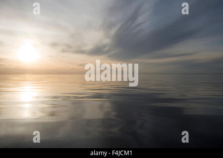 Penisola Scandinava, Finlandia, Ãland, vista del tramonto sul mare calmo Foto Stock