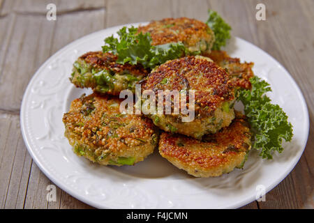 La quinoa le frittelle con cavolo e il cheddar Foto Stock