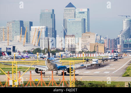 London City Airport aeromobili, Docklands, Londra, Inghilterra, Regno Unito Foto Stock