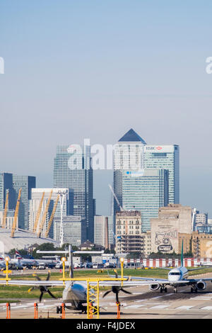 London City Airport aeromobili, Docklands, Londra, Inghilterra, Regno Unito Foto Stock