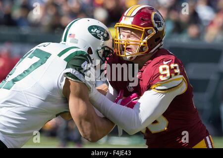 East Rutherford, New Jersey, USA. Xviii oct, 2015. Washington Redskins fuori linebacker Trento Murphy (93) in azione contro New York getti estremità stretta Kellen Davis (47) durante il gioco di NFL tra Washington Redskins e il New York getti alla MetLife Stadium di East Rutherford, New Jersey. Il New York getti vinto 34-20. Christopher Szagola/CSM/Alamy Live News Foto Stock