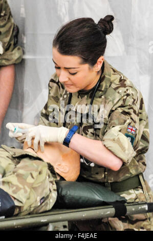 Gli infermieri dalla corazzata Royal Medical Corp (RAMC) treno utilizzando un sistema computerizzato di fantoccio Foto Stock