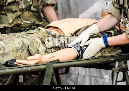 Gli infermieri dalla corazzata Royal Medical Corp (RAMC) treno utilizzando un sistema computerizzato di fantoccio Foto Stock