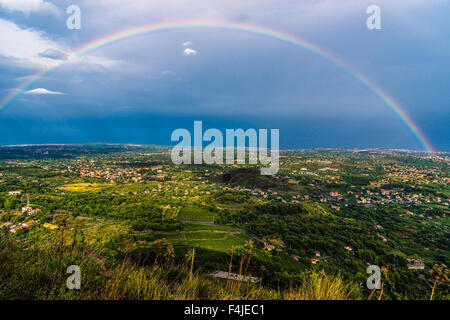 Sicilia Italia Acireale ( Ct ) un bellissimo arcobaleno sulla costa orientale della Sicilia, ai piedi del Monte Etna e la città di Acireale. Foto Stock