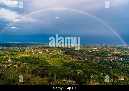 Sicilia Italia Acireale ( Ct ) un bellissimo arcobaleno sulla costa orientale della Sicilia, ai piedi del Monte Etna e la città di Acireale. Foto Stock