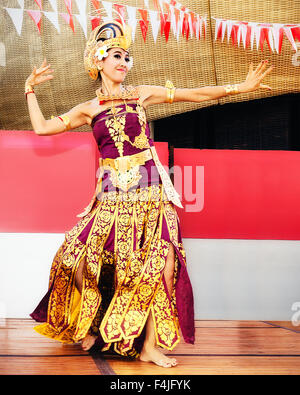 Milano, Italia - 30 agosto 2015: nelle celebrazioni del International, una ragazza indonesiana dallo spettacolo di danza classica Foto Stock