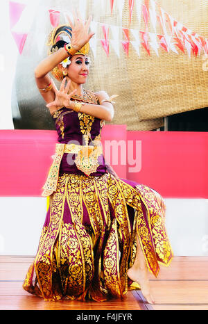 Milano, Italia - 30 agosto 2015: nelle celebrazioni del International, una ragazza indonesiana dallo spettacolo di danza classica Foto Stock