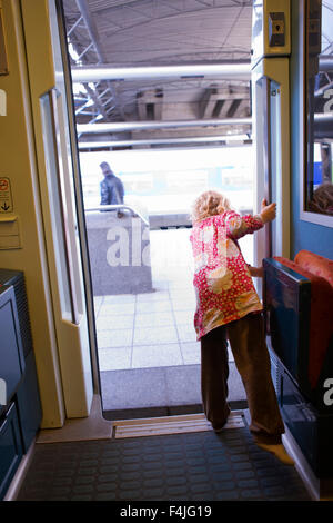 Ragazza che spuntavano dal treno Foto Stock