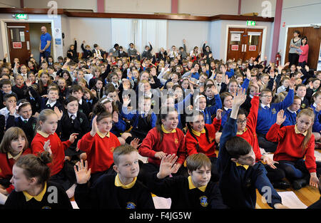 I bambini della scuola elementare in Irlanda del Nord ripassando le canzoni per il festival corale. ©George Sweeney/Alamy Foto Stock