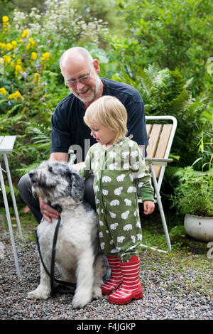 Senior uomo e bambino ragazza con il cane Foto Stock