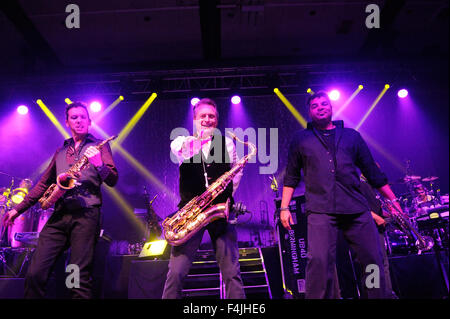 UB40 eseguire per un pubblico imballati a Swindon Oasis concerto Foto Stock