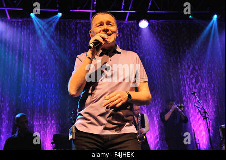 UB40 eseguire per un pubblico imballati a Swindon Oasis concerto Foto Stock