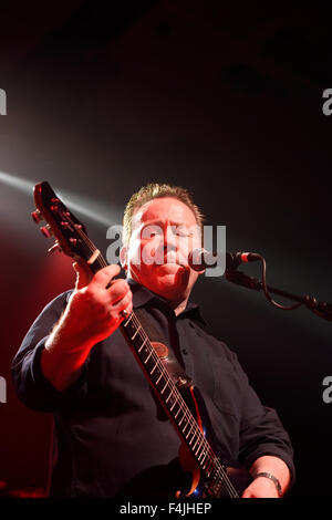 UB40 eseguire per un pubblico imballati a Swindon Oasis concerto Foto Stock