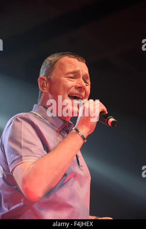 UB40 eseguire per un pubblico imballati a Swindon Oasis concerto Foto Stock